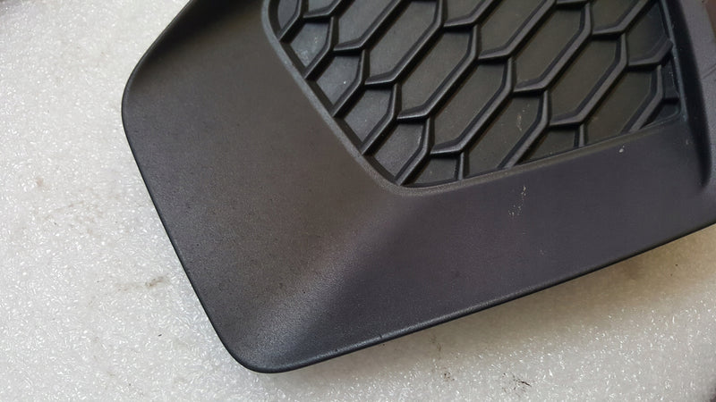 Kratka zderzaka lewy przód AUDI A3 8Y0807681A