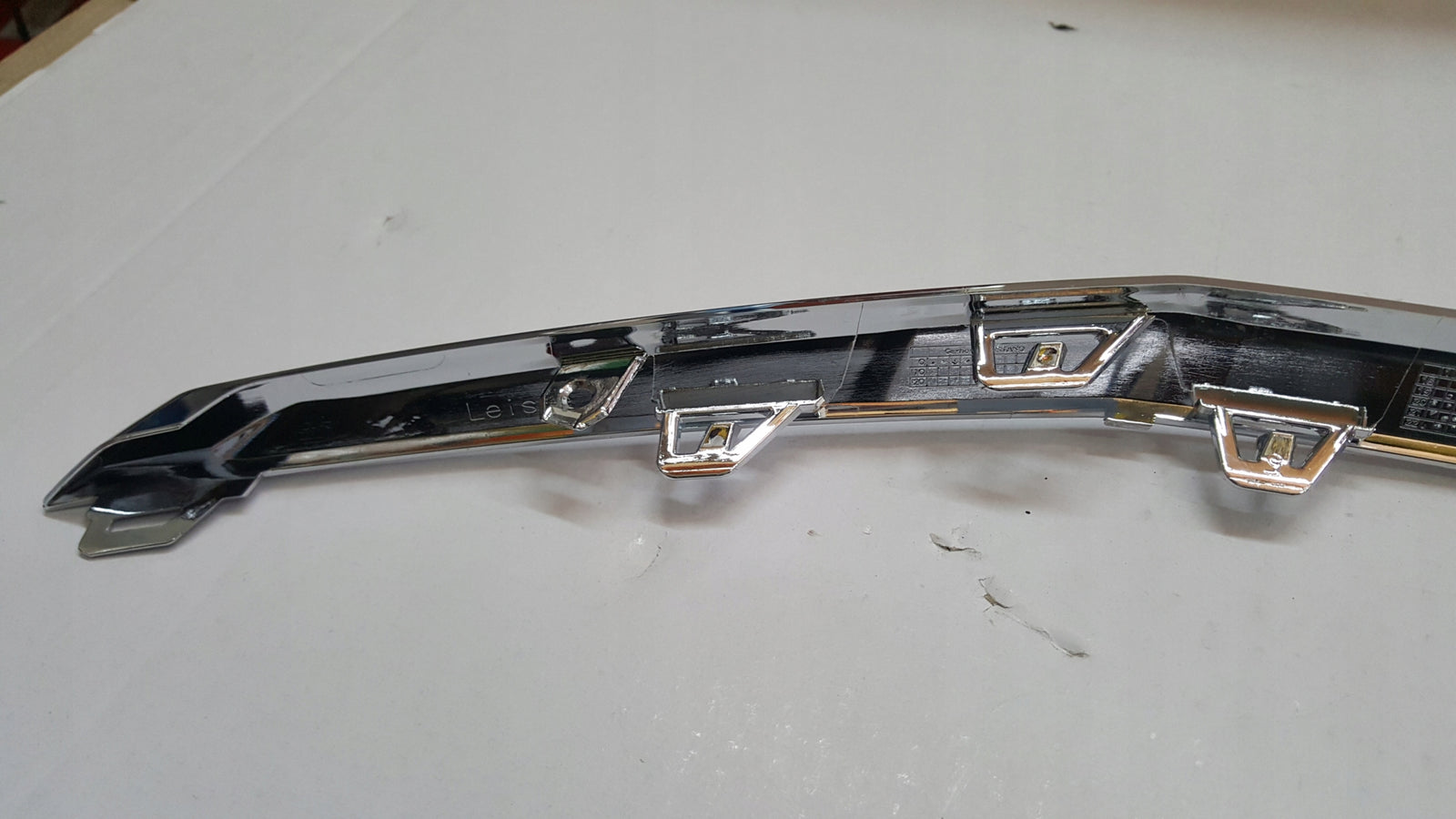 NOWA ORYGINALNA listwa chrom grilla przód prawa strona VW T6 7LA853764