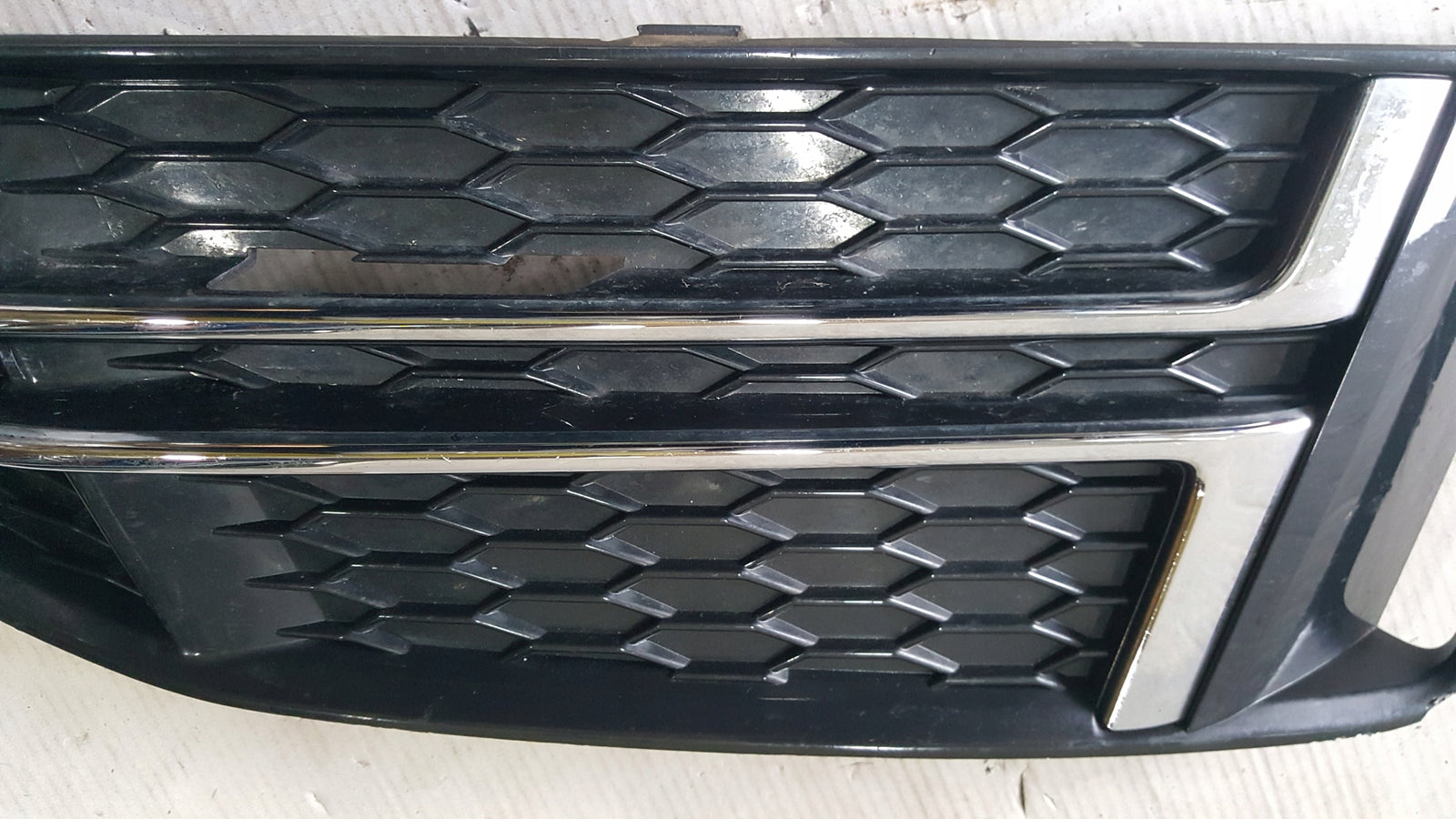 Kratka zderzaka prawy przód AUDI A4 B9 8W0807682F