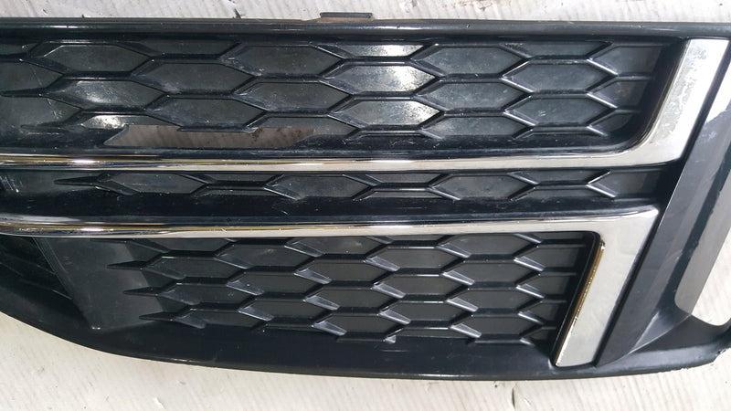 Kratka zderzaka prawy przód AUDI A4 B9 8W0807682F