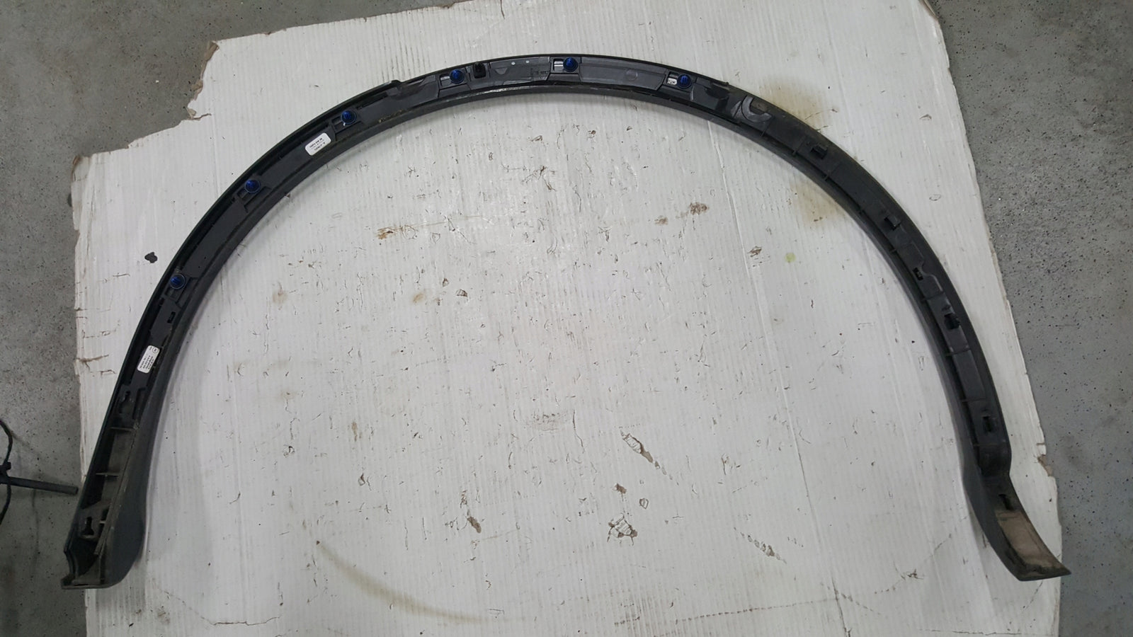 Listwa błotnika prawy tył AUDI Q5 80A853818B demontaż