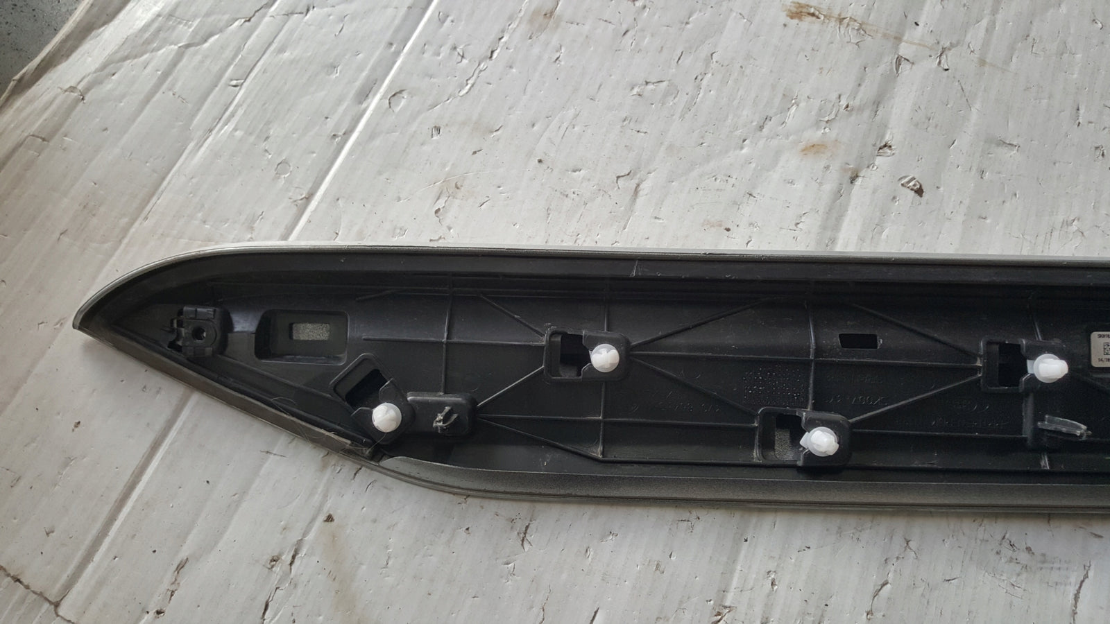 Listwa drzwi prawy tył SKODA SUPERB 3V0854950 demontaż