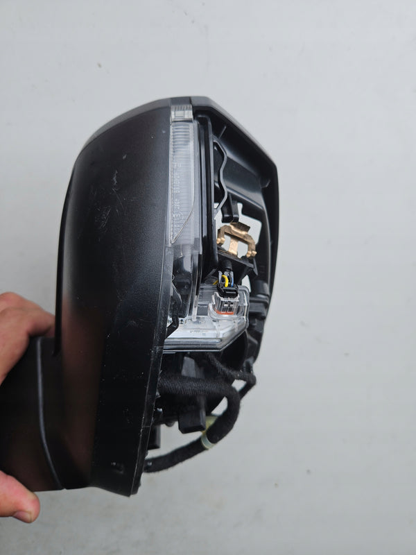 Pr Lusterko zewn AUDI Q2 81B857410C 14 pin+2 IDEAŁ
