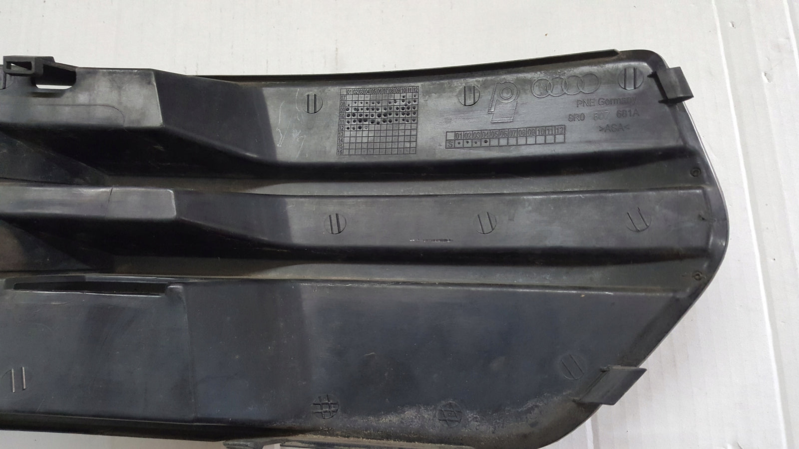 Kratka zderzaka lewy przód AUDI Q5 8R0807681A demontaż