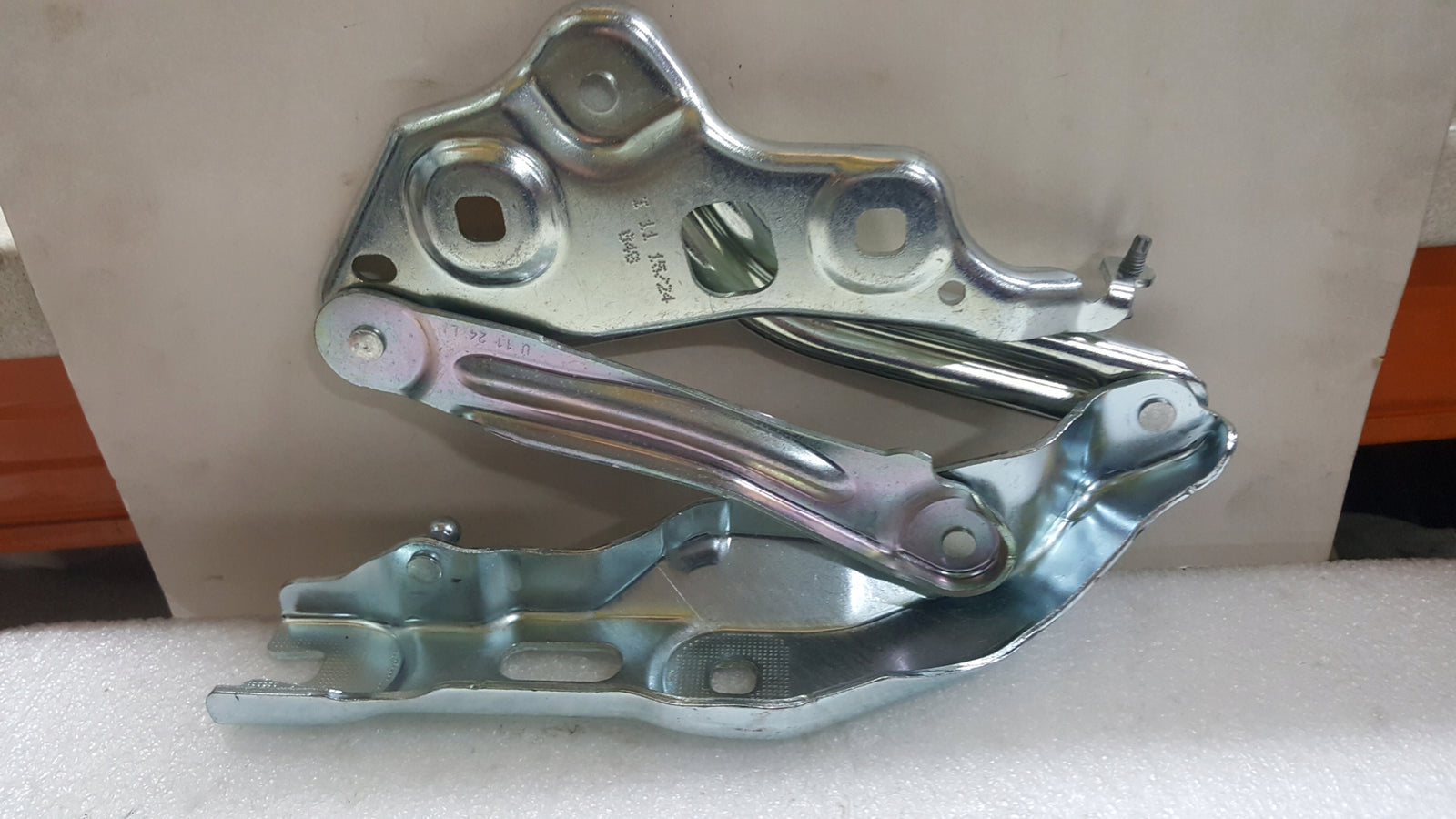 NOWY ORYGINALNY lewy zawias maski SKODA OCTAVIA 5E3823301