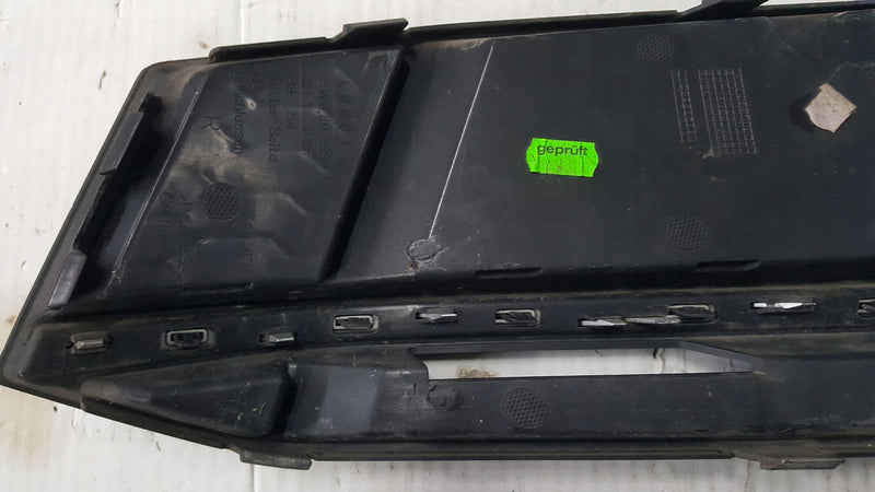Kratka zderzaka prawy przód AUDI A4 S4 B9 8W0807682K demontaż