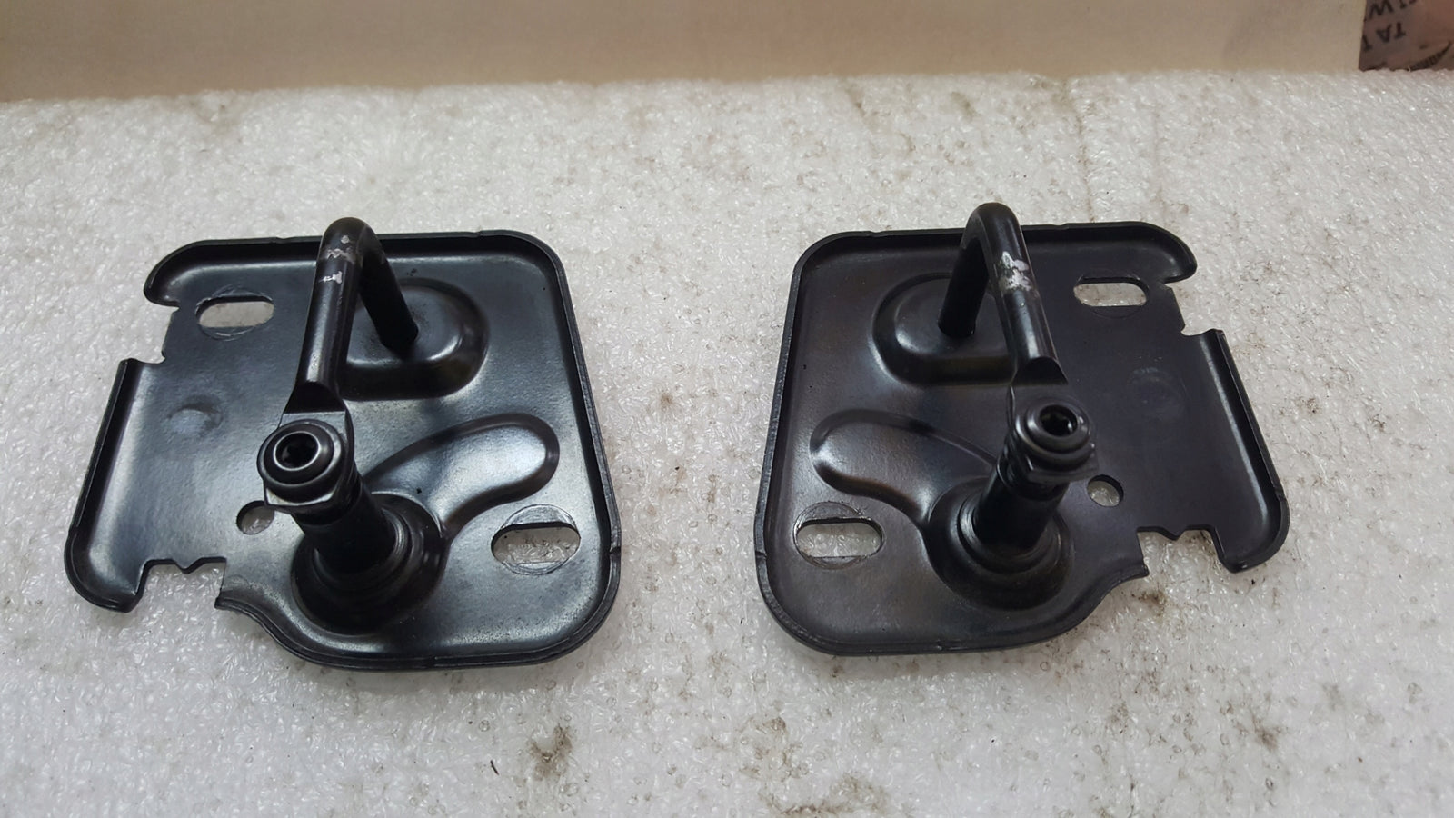 Lewy + prawy rygiel maski AUDI Q3 RSQ3 A3 Q2 81A823185A 81A823186A demontaż