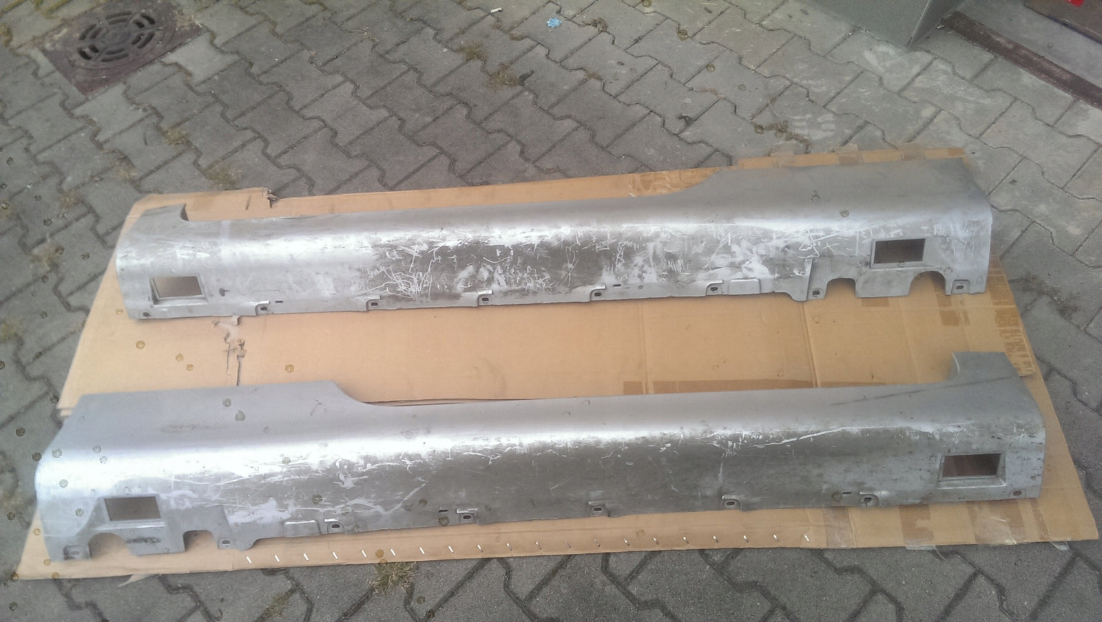 Listwy progowe lewa+prawa AUDI TT 8J0853855D/856D