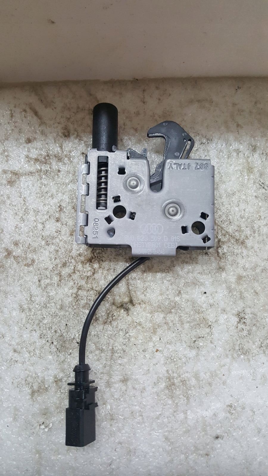 AUDI A4 B9 A5 F9 8W0823509D ZAMEK MASKI