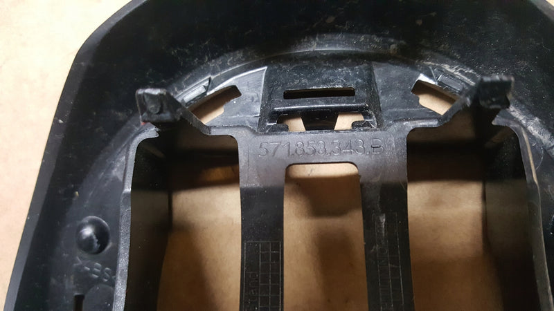 VW TIGUAN III 571 24- OBUDOWA EMBLEMATU POD RADAR IDEALNY 571853343B