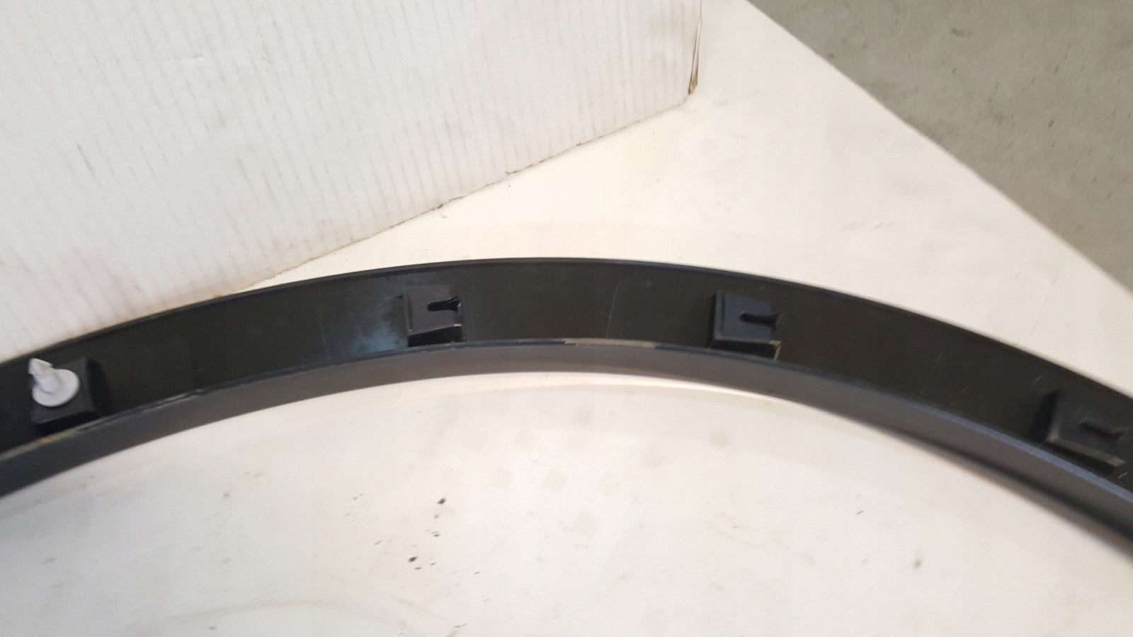 Listwa błotnika prawy przód VW TIGUAN III 571853718A demontaż