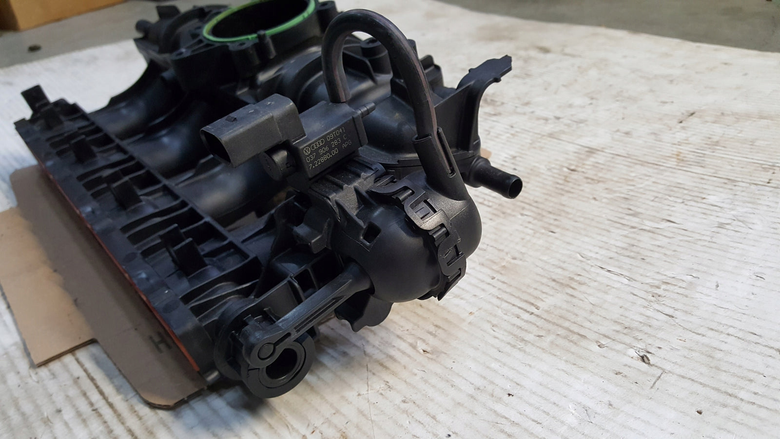Kolektor ssący VW AUDI SKODA 06H133185T demontaż
