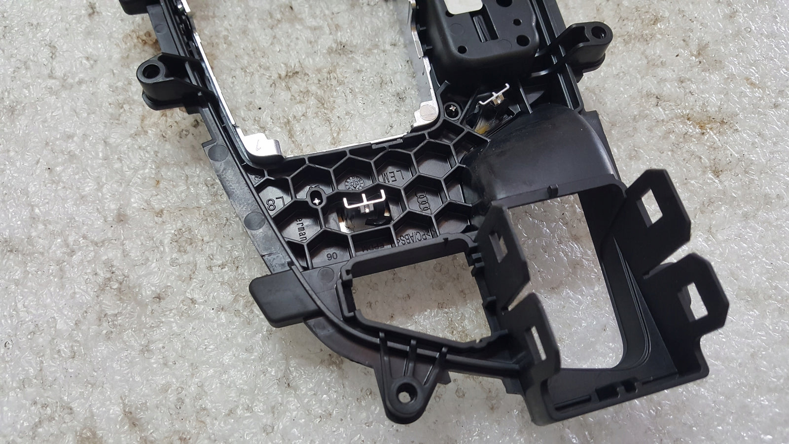 Ramka panel biegów AUDI A4 (B9) A5 8W1713111C demontaż