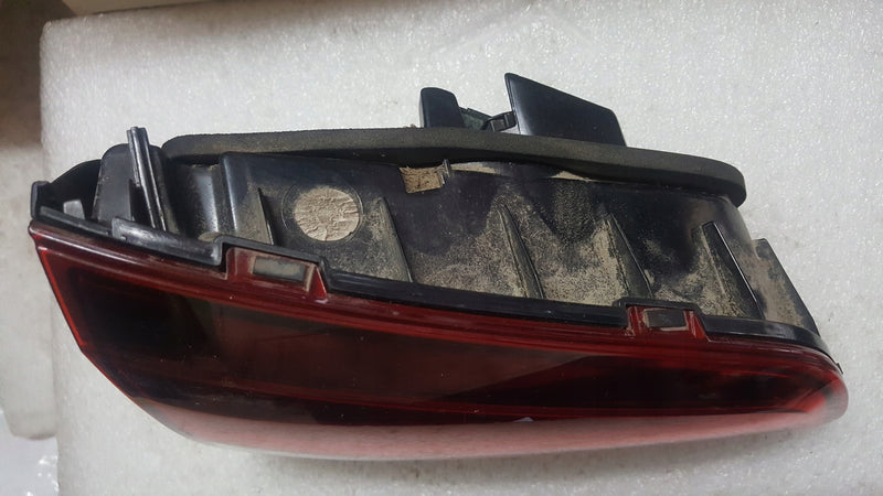 Lewa tylna lampa LED w klapę VW Golf VII 5G0945307D demontaż