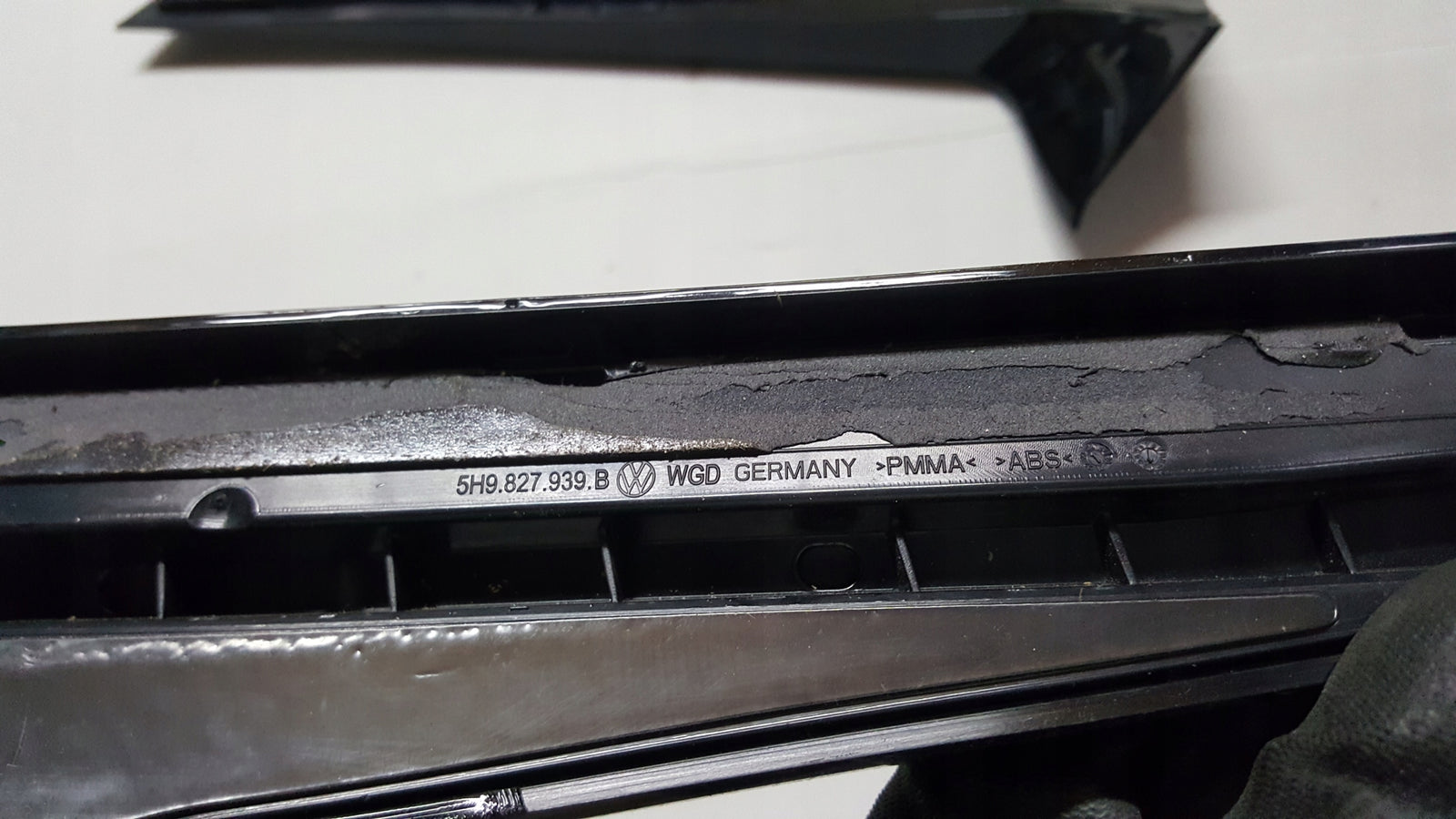 Listwy klapy bagażnika L+P strona VW GOLF VIII kombi 5H9827939B 5H9827940B