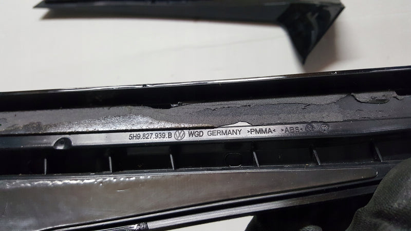 Listwy klapy bagażnika L+P strona VW GOLF VIII kombi 5H9827939B 5H9827940B