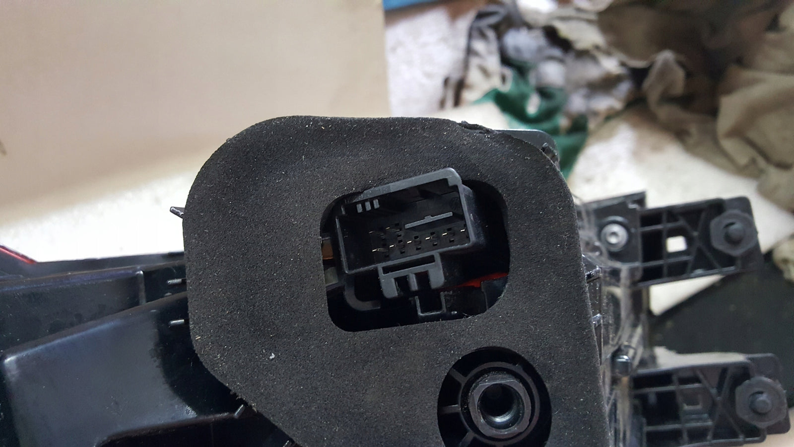 Tylna lewa lampa LED w błotnik SKODA KODIAQ 565945207B demontaż