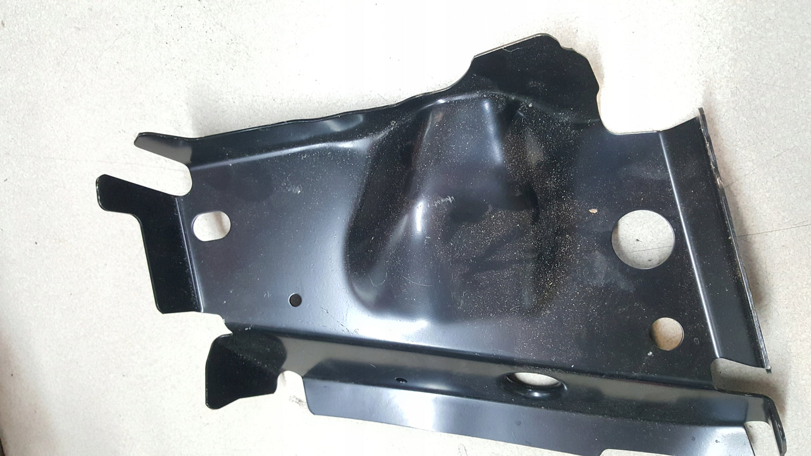 Wzmocnienie PRAWEJ ŚRODKOWEJ PRZEDNIEJ podłogi Audi A4 B9 8W0803698