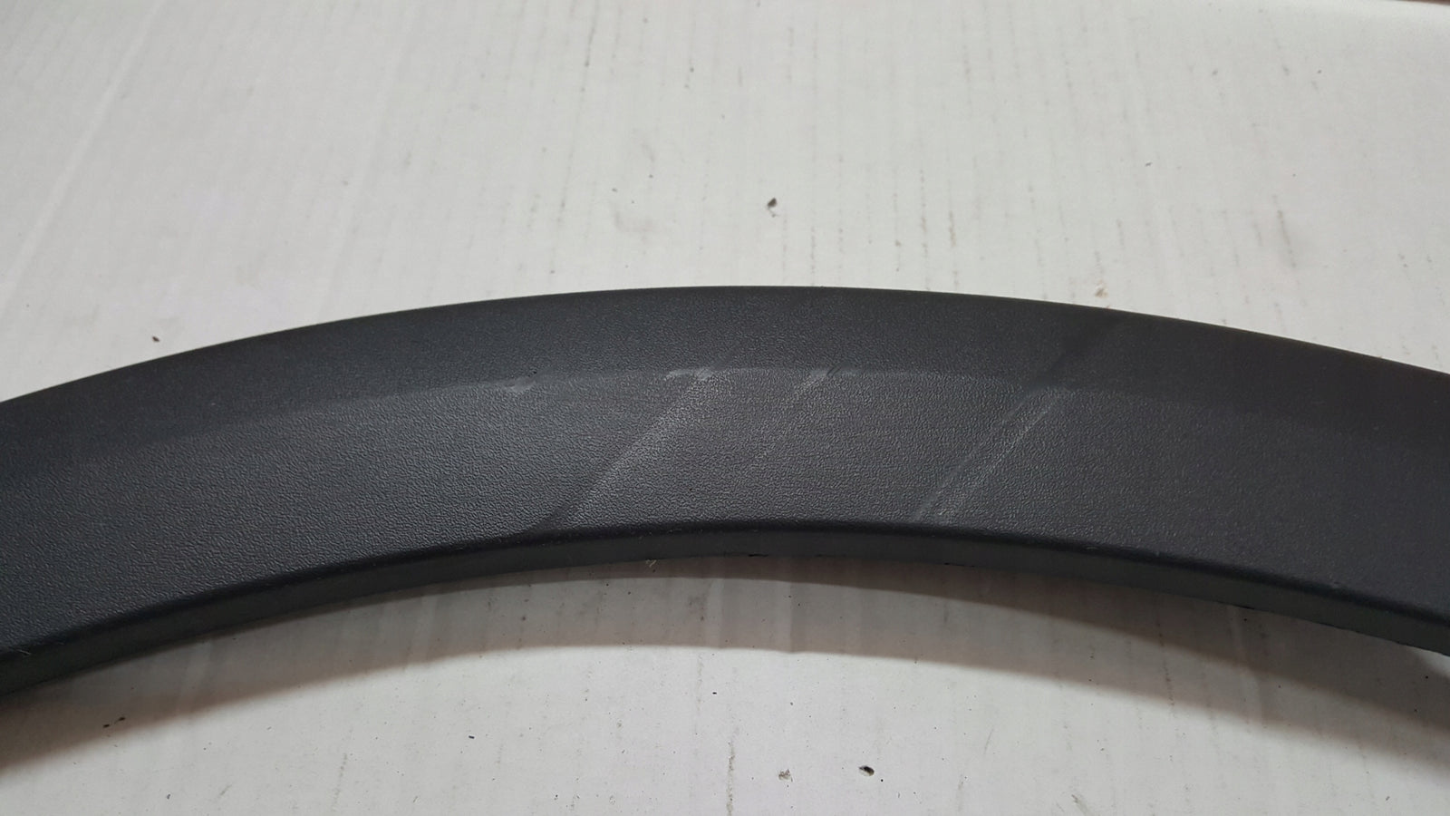 Listwa błotnika prawy przód SEAT ARONA 6F9854828 demontaż