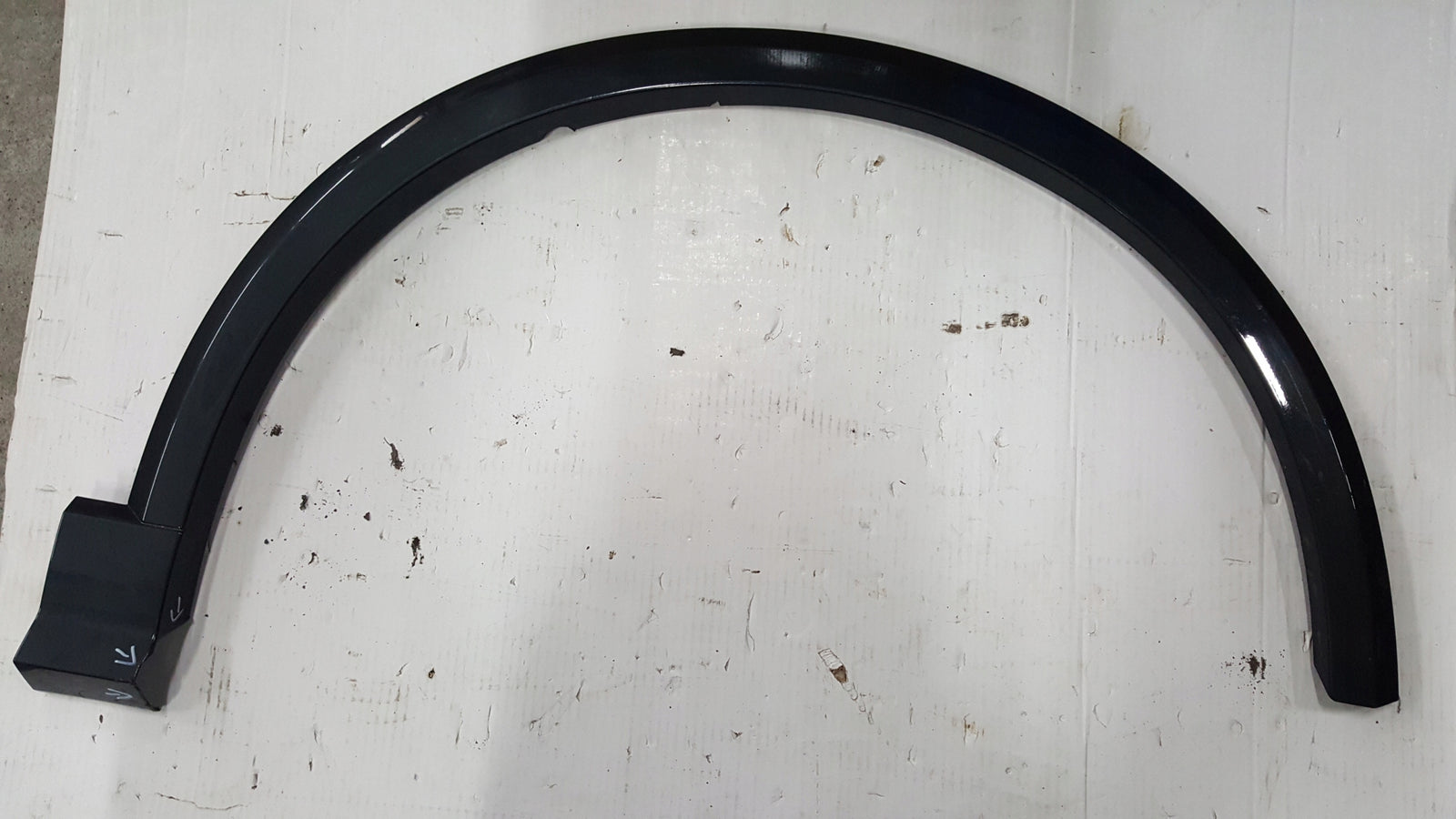Listwa błotnika prawy przód AUDI Q2 81A853718A