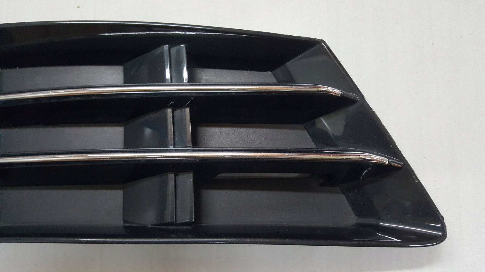 Kratka zderzaka przedniego prawa strona AUDI A4 (B9) 8W0807682R demontaż