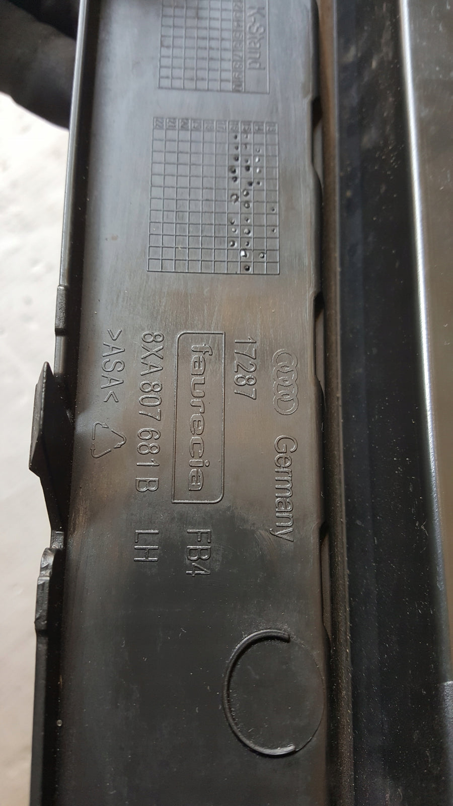 Kratka zderzaka lewy przód AUDI A1 8XA807681B