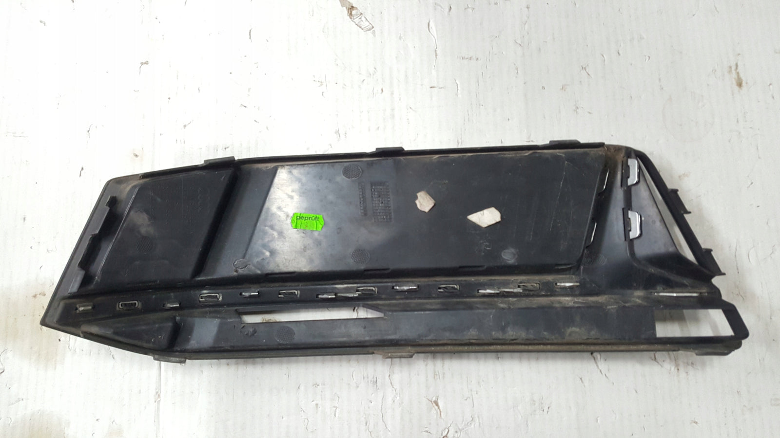 Kratka zderzaka prawy przód AUDI A4 S4 B9 8W0807682K demontaż