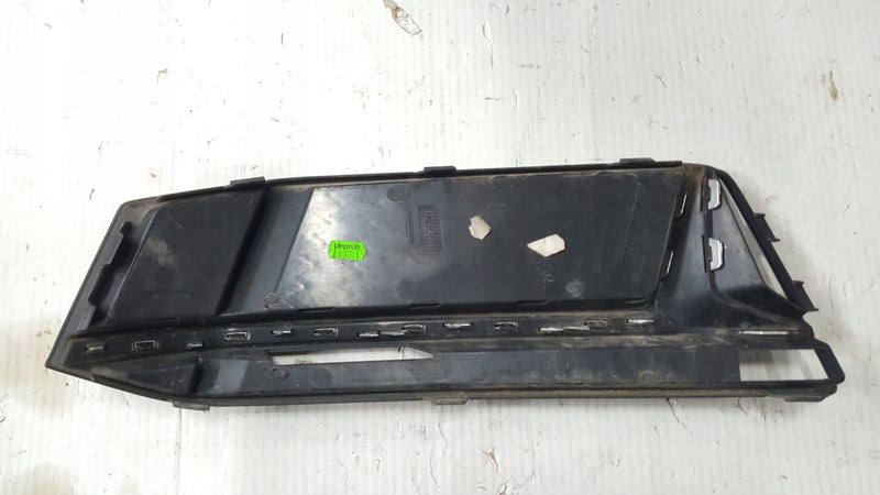 Kratka zderzaka prawy przód AUDI A4 S4 B9 8W0807682K demontaż