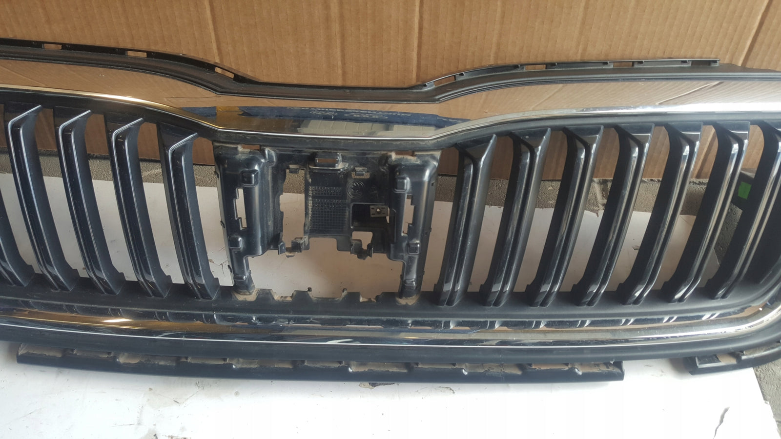 Atrapa grill -- SKODA OCTAVIA IV 5E3853655 demontaż