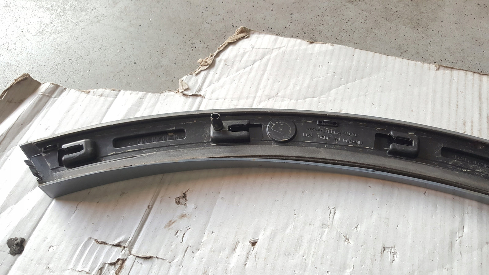 Listwa błotnika prawy przód AUDI Q4 e-tron 89A853718C demontaż