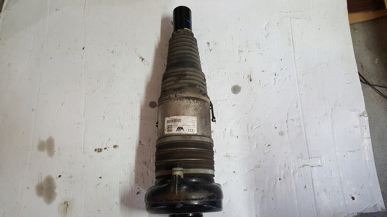 Amortyzator przód AUDI Q5 80A616039G demontaż