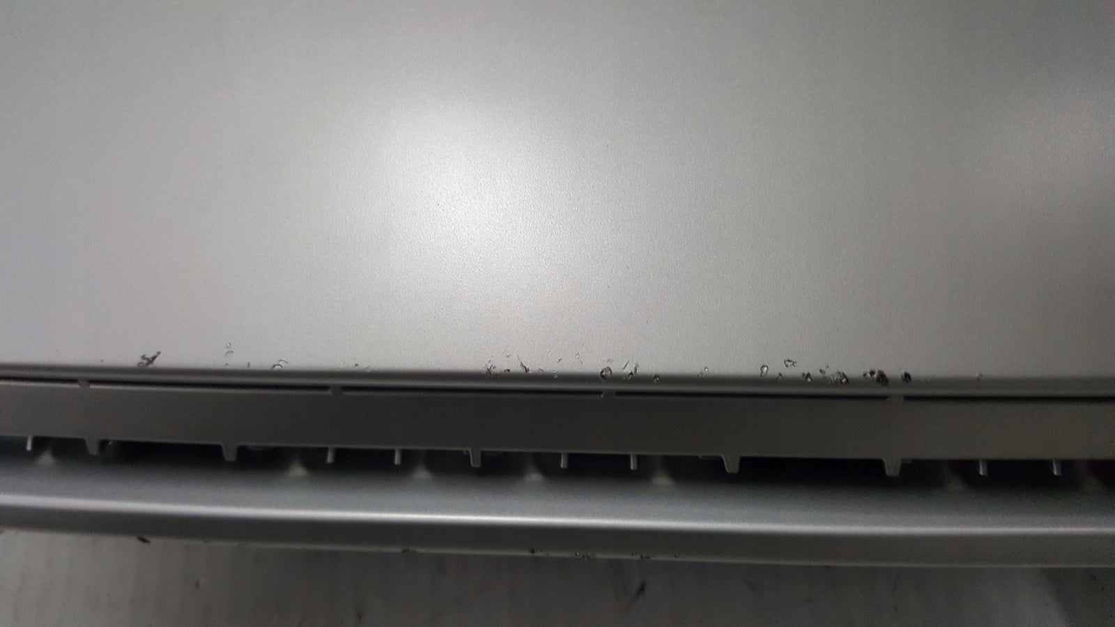 Dokładka spoiler dyfuzor zderzaka tylnego AUDI E-TRON 4KE807835C demontaż