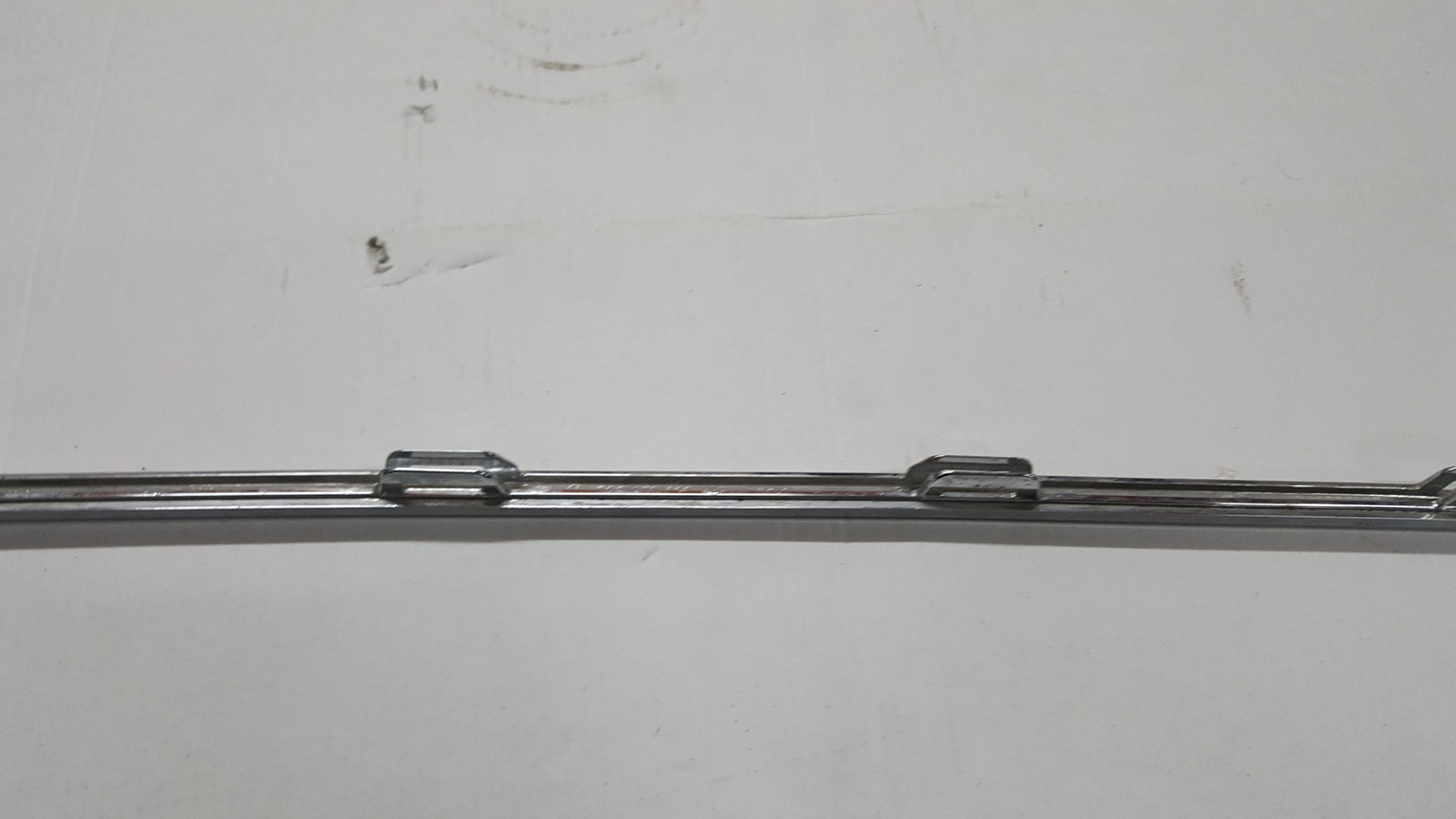 Listwa chrom zderzaka tylnego VW GOLF VII GOLF SPORTSVAN 5G6853333 demontaż