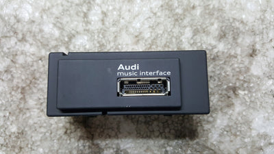 Złącze music interface AUDI A3 8V0035736 demontaż