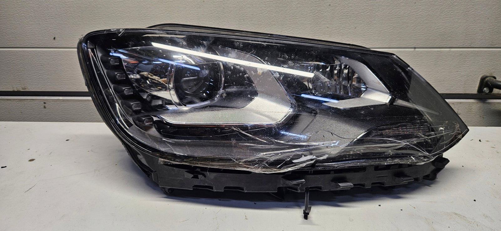 Pr xenon LED Vw Sharan 7N1941034D 2022r