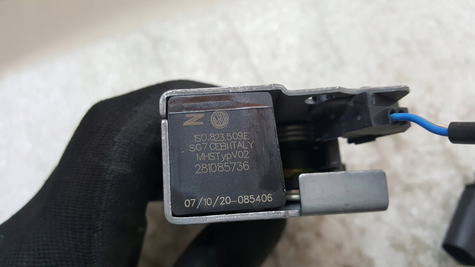 Zamek maski VW SKODA 1S0823509E NOWY oryginał