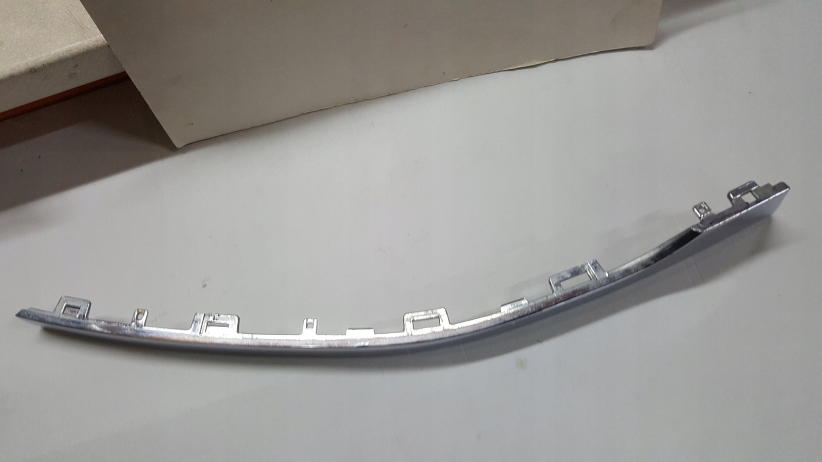 Listwa chrom zderzaka tylnego lewa strona VW TOUAREG 7P6853841 demontaż