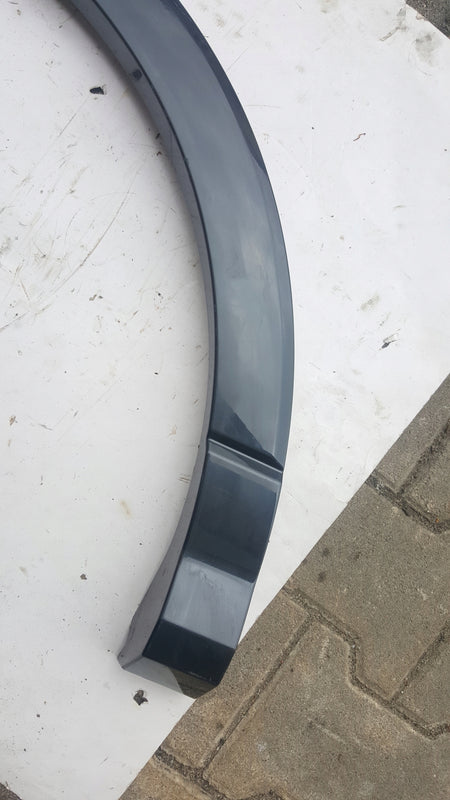 Listwa błotnika prawy tył AUDI Q3 83A853818B demontaż