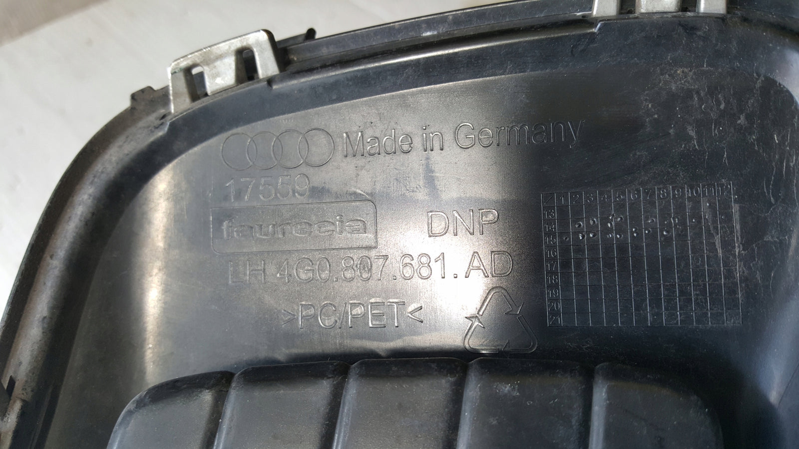 Kratka zderzaka przedniego lewa strona AUDI A6 (C7) 4G0807681AD demontaż