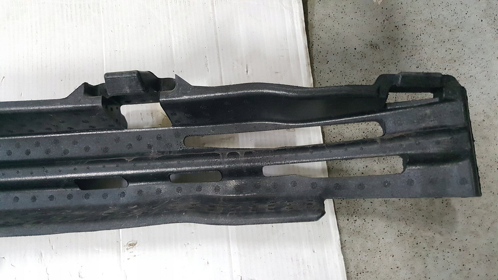 Absorber zderzaka tylnego AUDI Q3 83A807695 demontaż