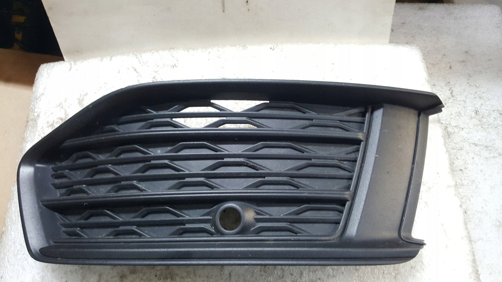 KRATKA W ZDERZAK PRAWA PRZÓD AUDI A6 C8 4K 2018-2022 4K0807682