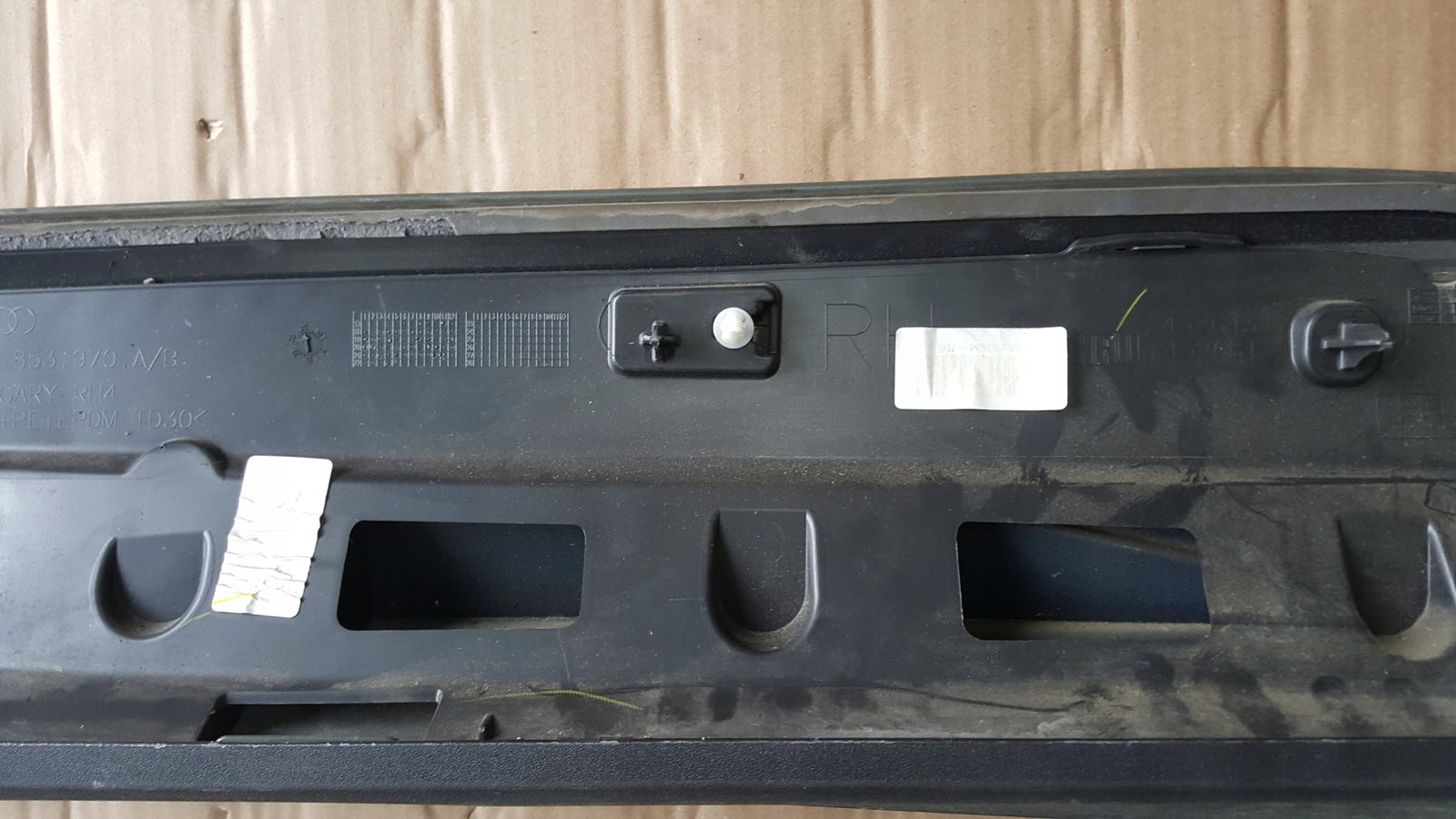 Listwa drzwi prawy tył AUDI Q3 II 83A853970A/B