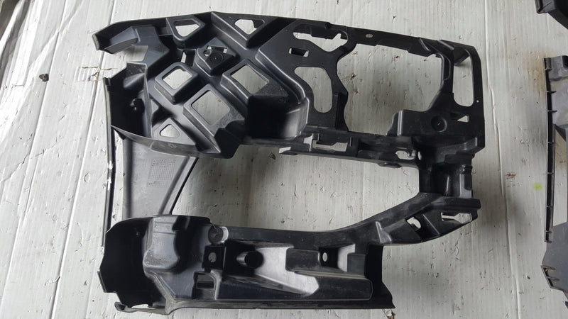 Ślizgi zderzaka przedniego VW GOLF VII 5G0807723F 5G0807724F demontaż
