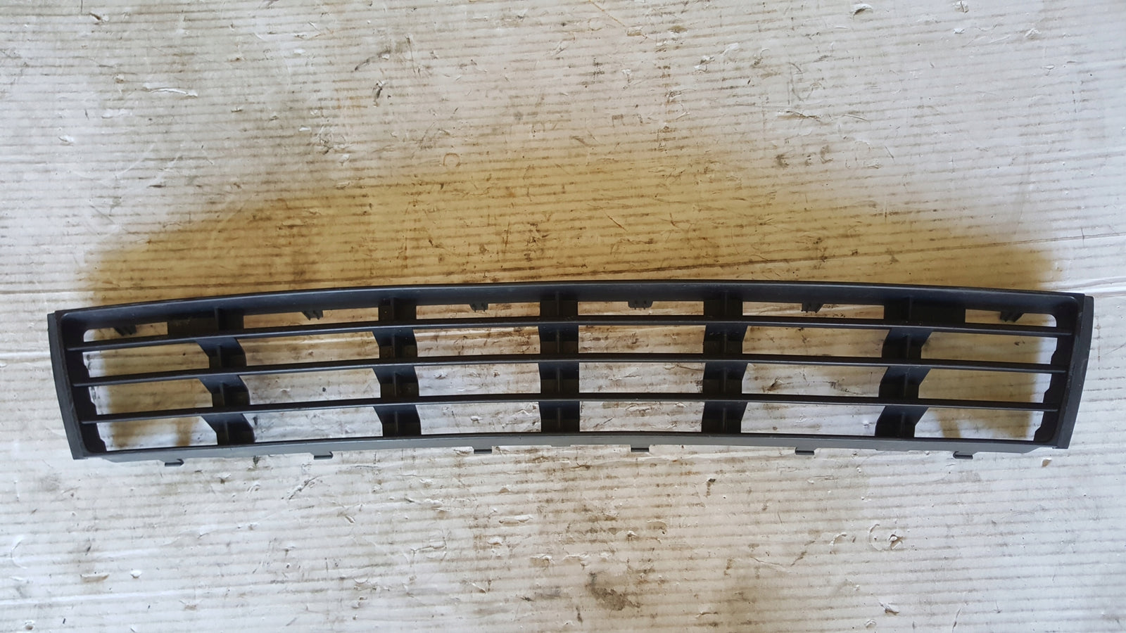 Środkowa kratka zderzaka przód AUDI A4 8D0807683AA