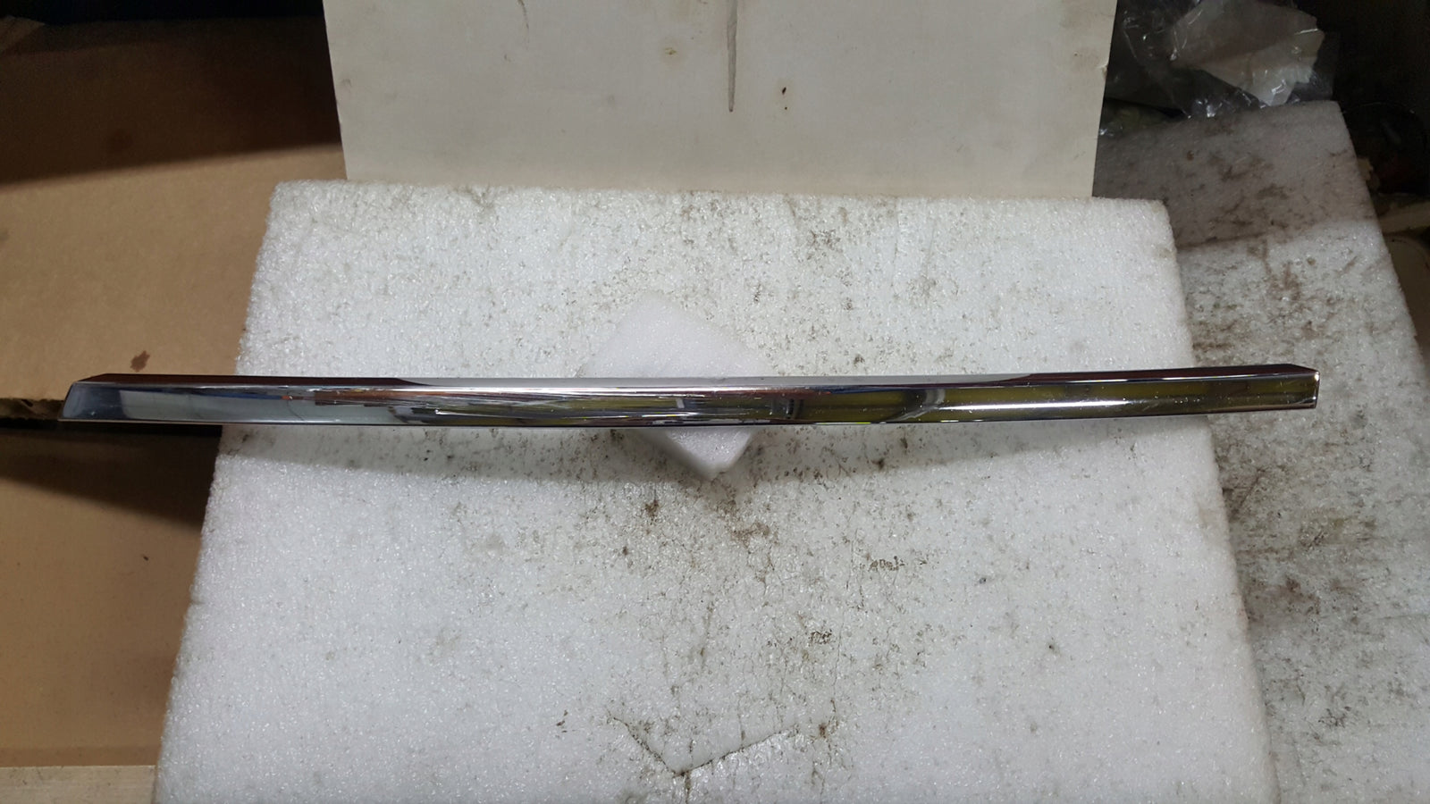 AUDI A6 C6 LIFT 08- OZDOBNA LISTWA CHROM ZDERZAKA PRZÓD LEWA 4F0853065