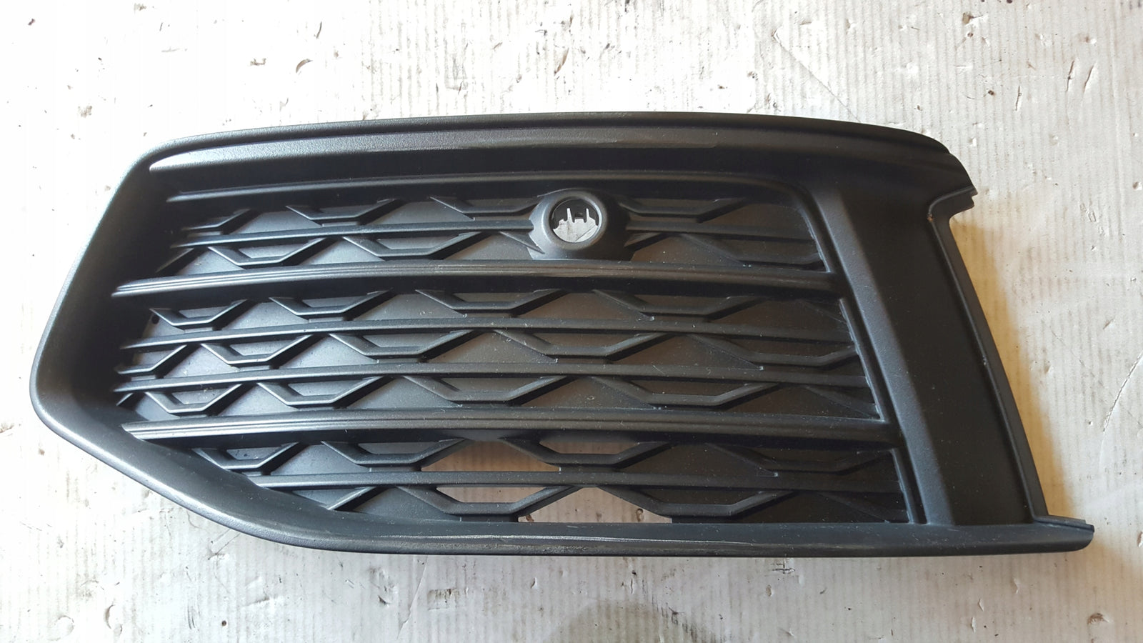 Kratka zderzaka lewy przód AUDI A6 C8 4K0807681