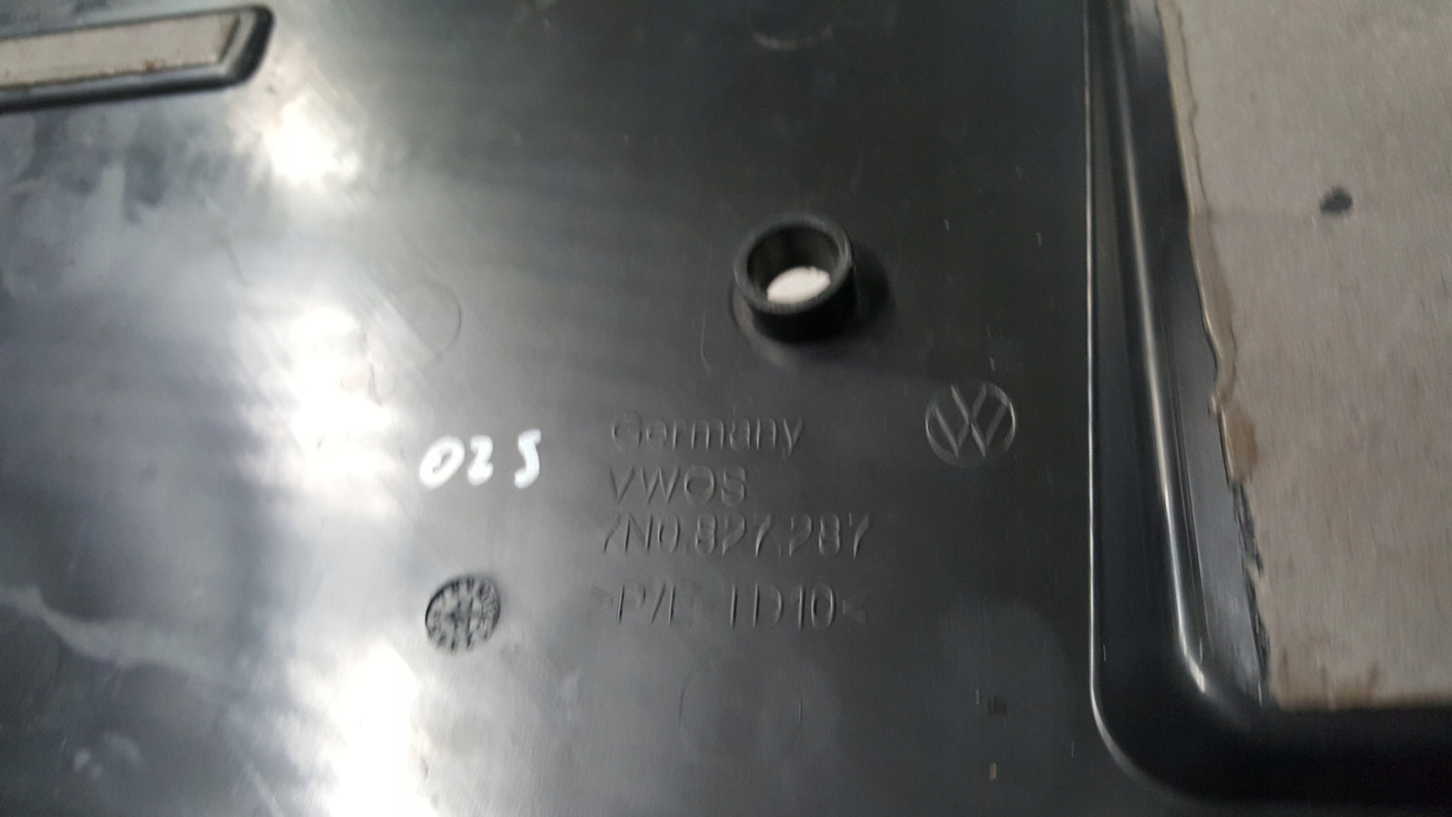 Podkładka tablicy VW SHARAN 7N0827287 demontaż