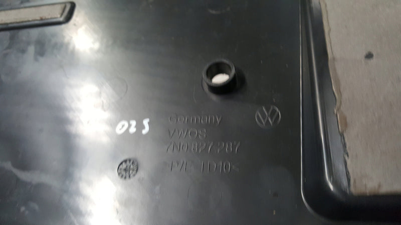 Podkładka tablicy VW SHARAN 7N0827287 demontaż