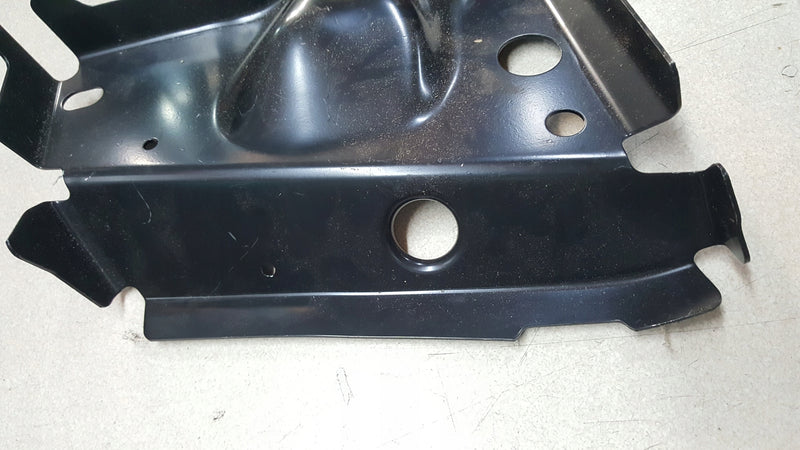 Wzmocnienie PRAWEJ ŚRODKOWEJ PRZEDNIEJ podłogi Audi A4 B9 8W0803698