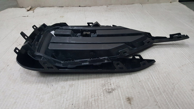 Kratka zderzaka prawy przód czujnik PDC-- VW TOUAREG III R-LINE 760853664A